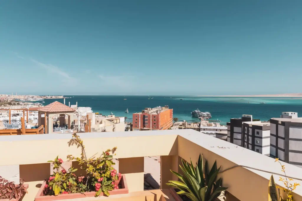 Mietwagen - Auto mieten in Ägypten Blick von Dachterasse auf Hurhgada und das Rote Meer