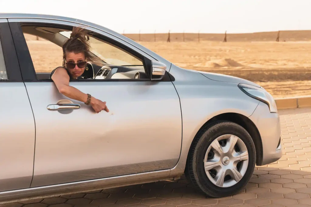 Mietwagen - Auto mieten in Ägypten Mietwagen in Ägypten - Nissan Sunny hat eine kleine Delle in der Türe