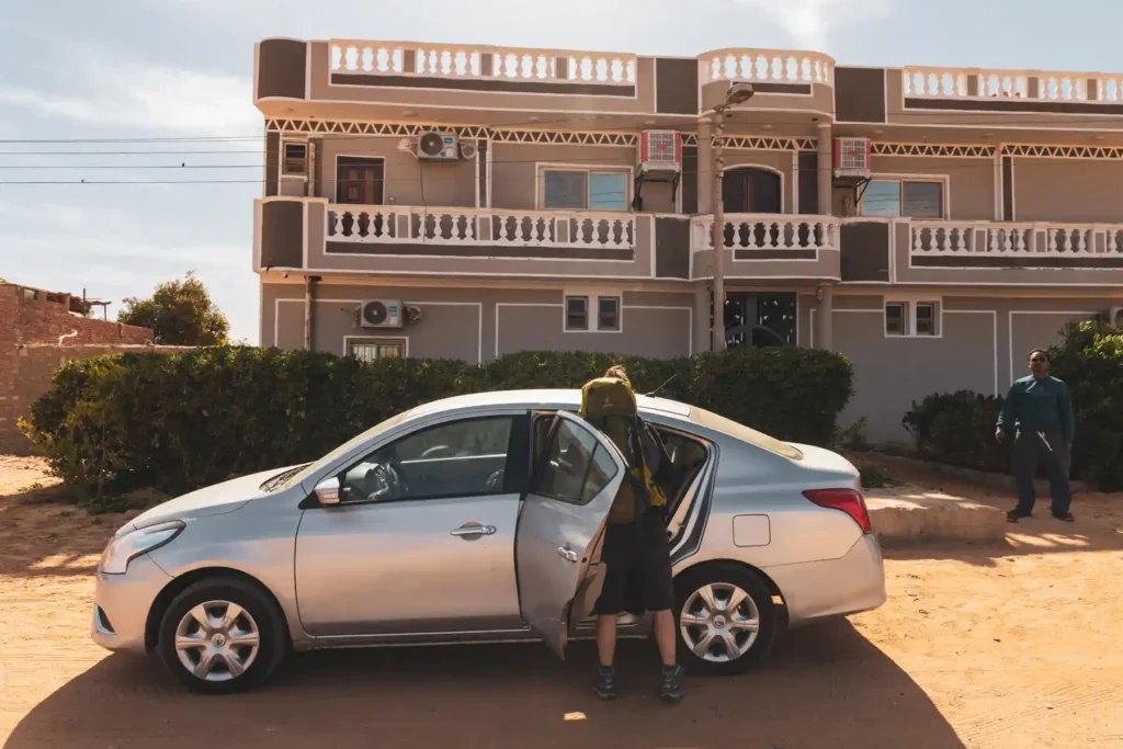 Abu Simbel auf eigene Faust mit dem Mietwagen Mit dem Mietwagen nach Abu Simbel - Parplatz vor dem Hotel