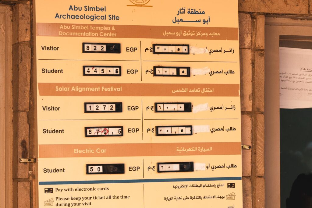 Abu Simbel in Ägypten - Eintrittspreise Aushang der offiziellen Eintrittspreise für Abu Simbel am Kassenhäusschen