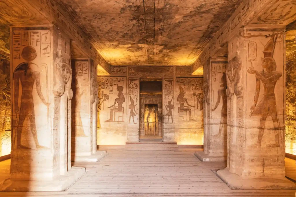 Abu Simbel in Ägypten - Tempel der Königin Nefertari Säulenhalle kleiner Tempel von Abu Simbel – Tempel der Königin Nefertari