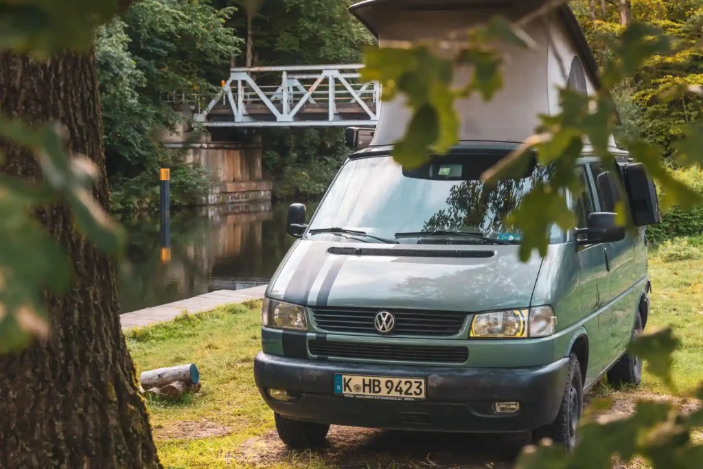 Naturcamping Bermudadreieck Geheimtipp Mecklenburgische Seenplatte Camping mit dem VW T4 California mit Aufstelldach direkt am Wasser an der Müritz-Elder-Wasserstraße auf dem Campingplatz und Hafen Bermudadreieck