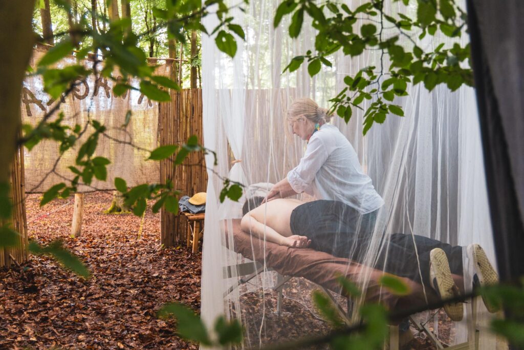 Naturcamping Bermudadreieck Geheimtipp Mecklenburgische Seenplatte-23 Massage im Wald auf dem Naturcampingplatz Bermudadreieck