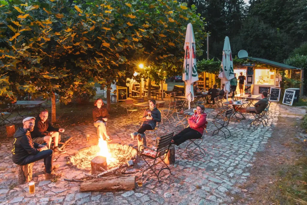 Naturcamping Bermudadreieck Geheimtipp Mecklenburgische Seenplatte Naturcamping Bermudadreieck - Biergarten mit Lagerfeuerstellen Mecklenburgische Seenplatte