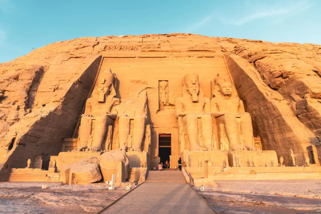Tempel von Abu Simbel in Ägypten Großer Tempel von Abu Simbel von König Ramses II kurz nach Sonnenaufgang