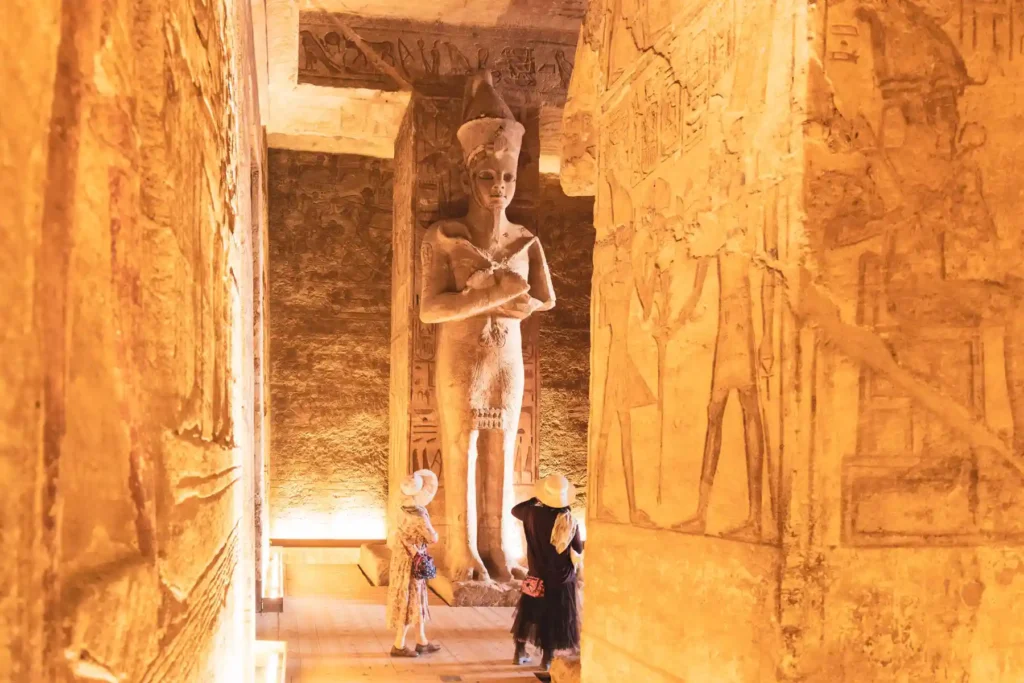 Tempel von Abu Simbel in Ägypten Innenansichten riesige Statue Ramses II - großer Tempel von Abu Simbel