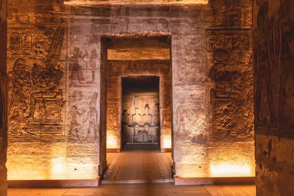Tempel von Abu Simbel in Ägypten Am 22. Februar und am 22. Oktober jeden Jahres fällt das Licht der aufgehenden Sonne präzise auf die drei hintersten Figuren im Heiligtum, Amun‑Re, Ra‑Horachte und Ramses II.