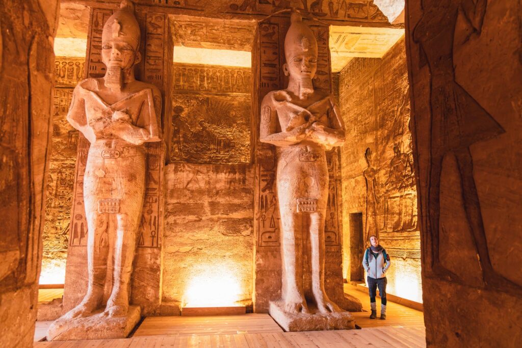 Tempel von Abu Simbel in Ägypten-5 Riesige Statuen von Ramses II in der Säulenhalle des Großen Tempels von Abu Simbel