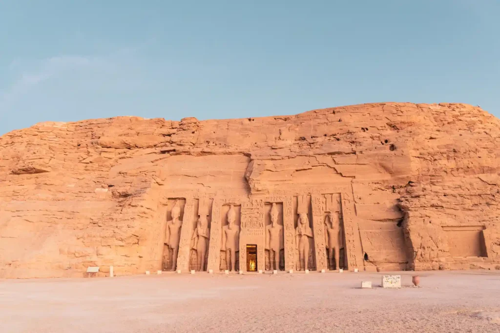 Tempel von Abu Simbel in Ägypten Kleiner Tempel von Abu Simbel – Tempel der Königin Nefertari kurz vor Sonnenaufgang