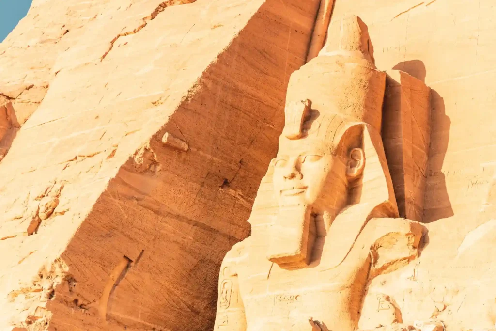 Tempel von Abu Simbel in Ägypten - Ramses II Kopf der Statue von Ramses II am großen Tempel von Abu Simbel zum Sonnenaufgang