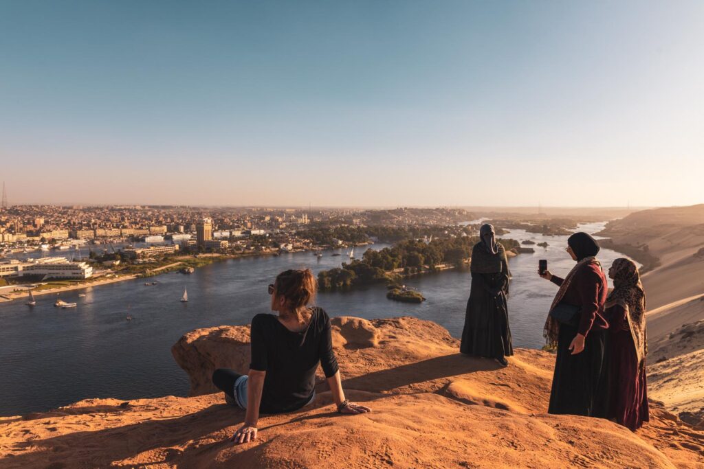Assuan - Blick auf Assuan und Elephantine Island Blick auf Assuan und Elephantine Island vom Aussichtspunkt bei den Gräbern der Adligen (Tombs of the Nobles)