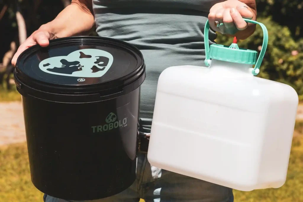 Trobolo SilvaBlœm Feststoffbehälter und Urintank Die TROBOLO SilvaBlœm bietet einen 10-Liter-Urinbehälter und einen 11-Liter-Feststoffbehälter.