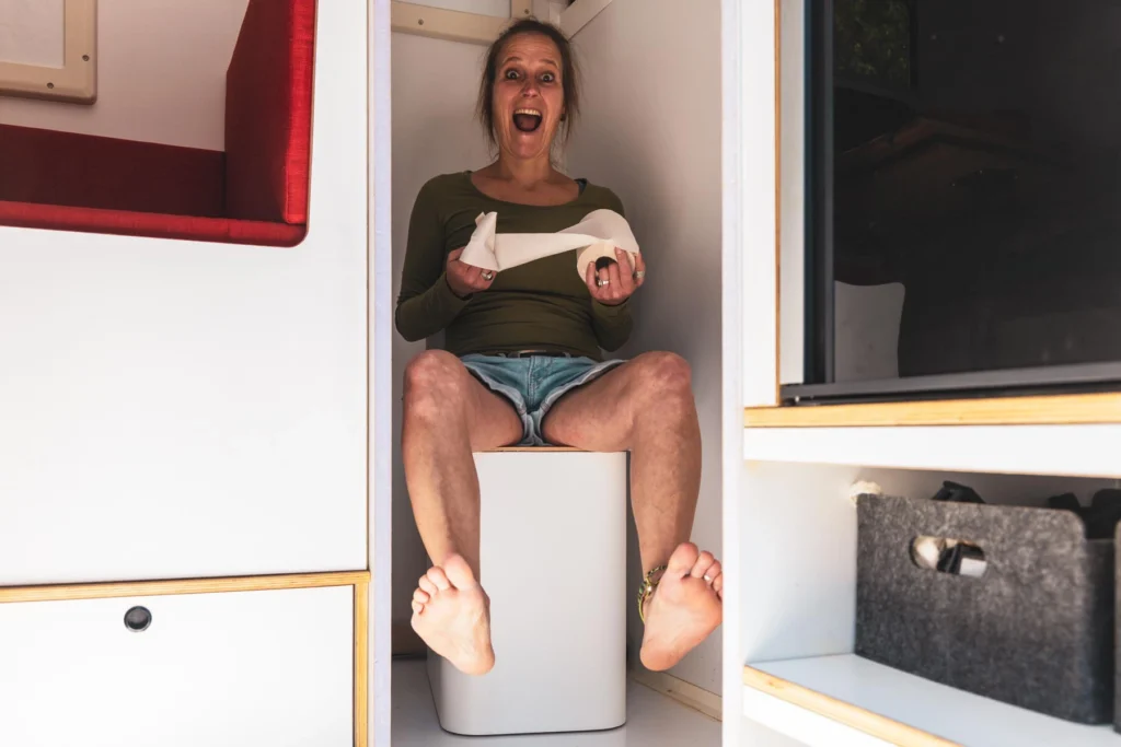 Trobolo Trenntoilette SilvaBlœm im Wohnmobil - Spaßfoto mit Person und Toilettenpapier