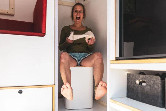 Trobolo Trenntoilette SilvaBlœm im Wohnmobil - Spaßfoto mit Person und Toilettenpapier